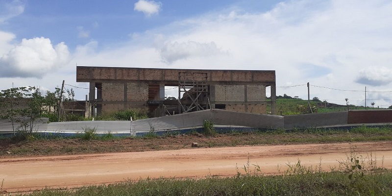 Obra abandonada virou promessa de políticos , nunca foi concluída. (Foto:Jornal Folha do Progresso)