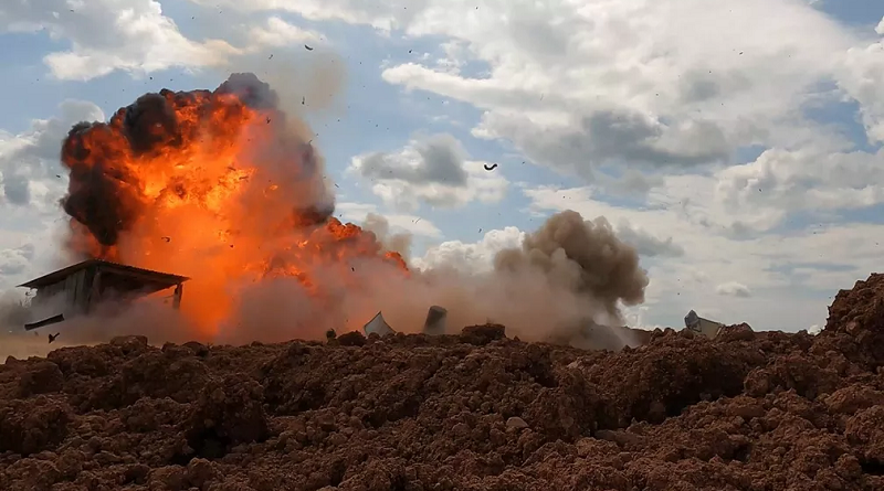 Explosão de uma das máquinas flagradas em garimpo ilegal no Pará — Foto: Polícia Federal/Reprodução