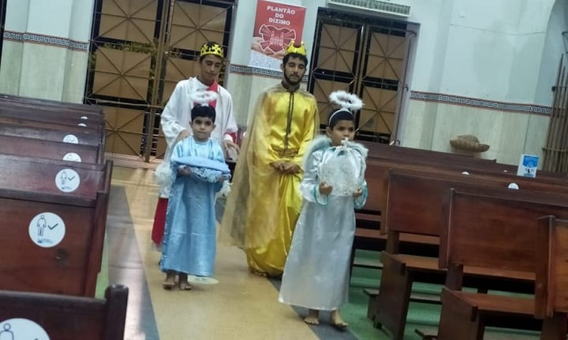 Crianças e adolescentes participaram da homenagem musical gravada na Catedral de Santarém — Foto: Grupo de Artes Dom/Divulgação