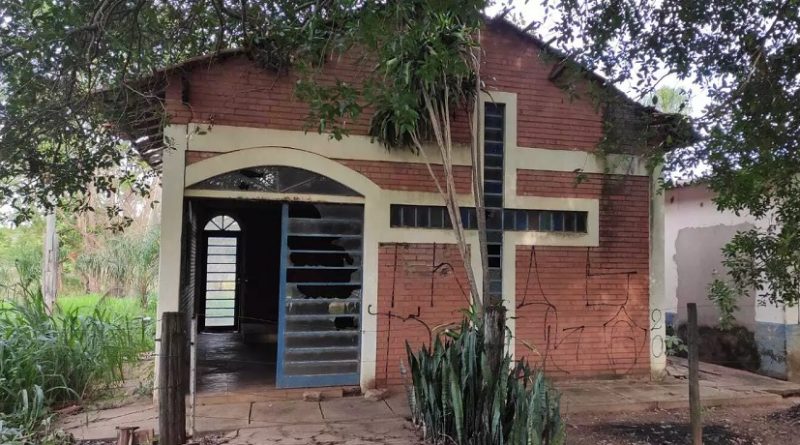 Igreja abandonada, às margens de rodovia. (Foto: Direto das Ruas) - CREDITO: CAMPO GRANDE NEWS