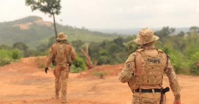 Agentes federais realizam operação contra extração ilegal de ouço sob linhas de transmissão — Foto: Polícia Federal/Divulgação