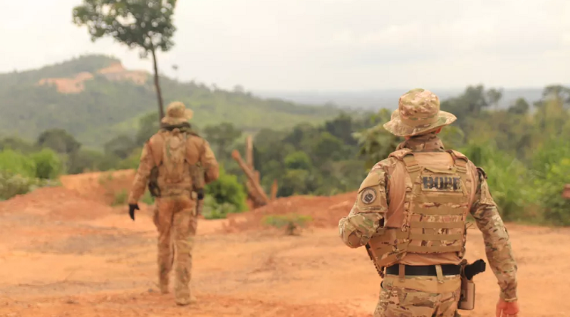 Agentes federais realizam operação contra extração ilegal de ouço sob linhas de transmissão — Foto: Polícia Federal/Divulgação