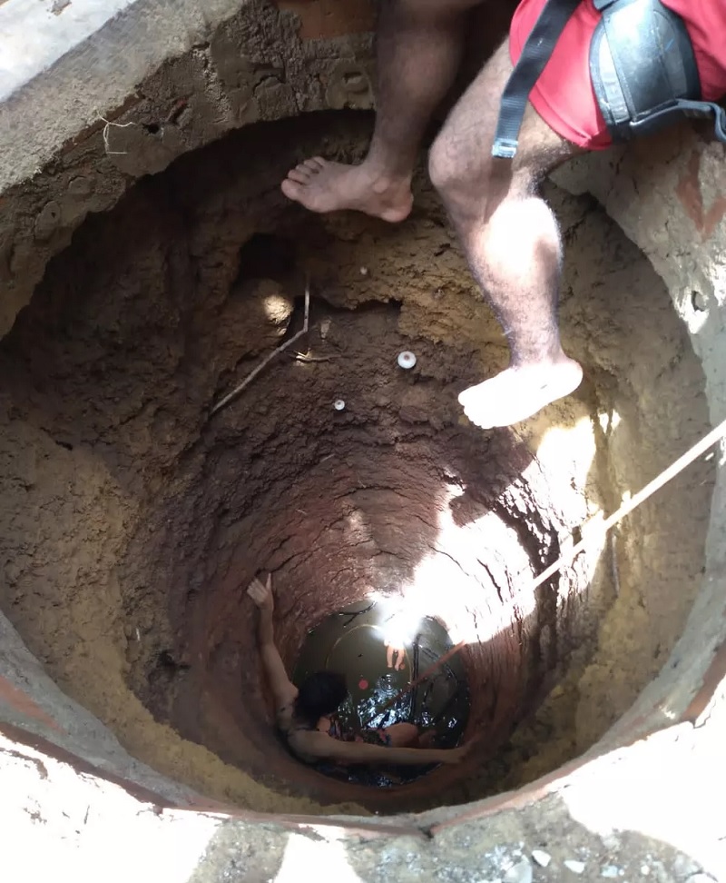A menina estva se afogando no momento em que a mãe pulou no poço — Foto: Arquivo pessoal/Paullan 