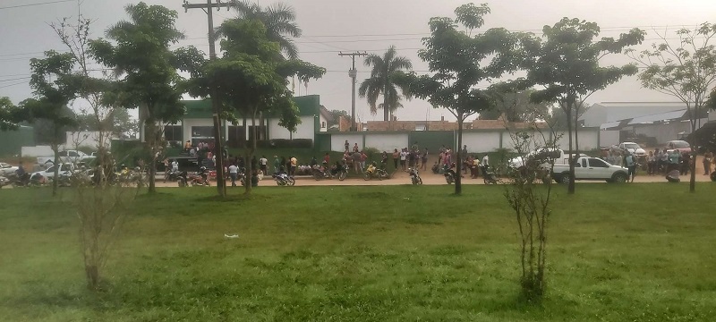 Centenas de pessoas estão na fila para receber atendimento deste as primeiras horas de hoje em Novo Progresso (Foto:Jornal Folha do Progresso) - 