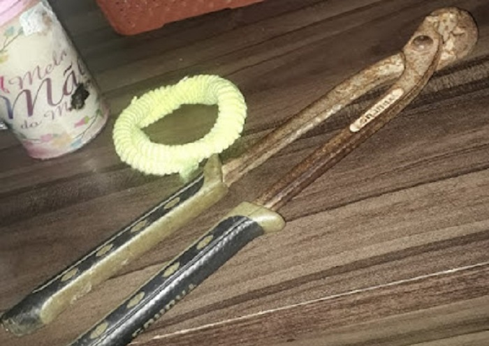 (Torquês usada para cortar o ferro que segurava o cadeado).