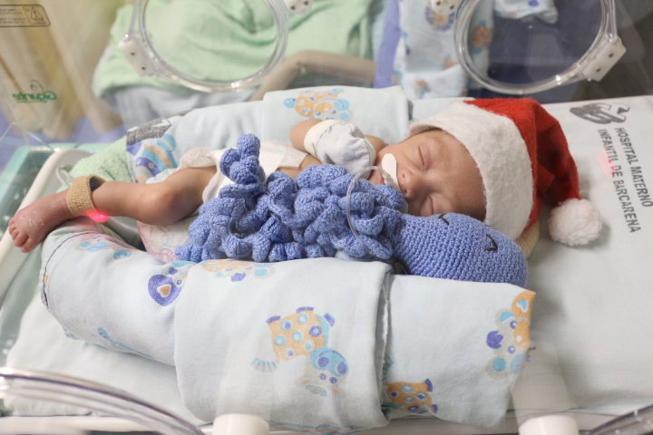 Bebês_recebem_gorros_natalinos_e_fazem_ensaio_fotográfico-_Pró-Saúde