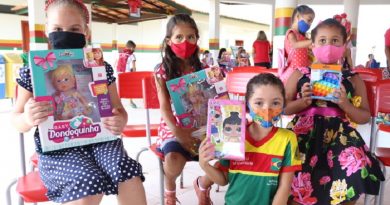 Crianças abriram os presentes e brincaram ainda na escola- Pró-Saúde