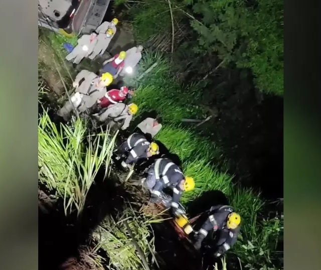  Bombeiros resgatam passageiros de ônibus que caiu em barranco na BR-153 — Foto: Reprodução/TV Anhanguera 