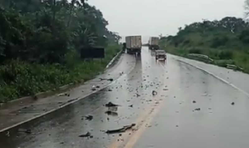 Carreta parou cerca de 150 metros, distante da camionete em pista contraria (foto: Via WhatsApp)