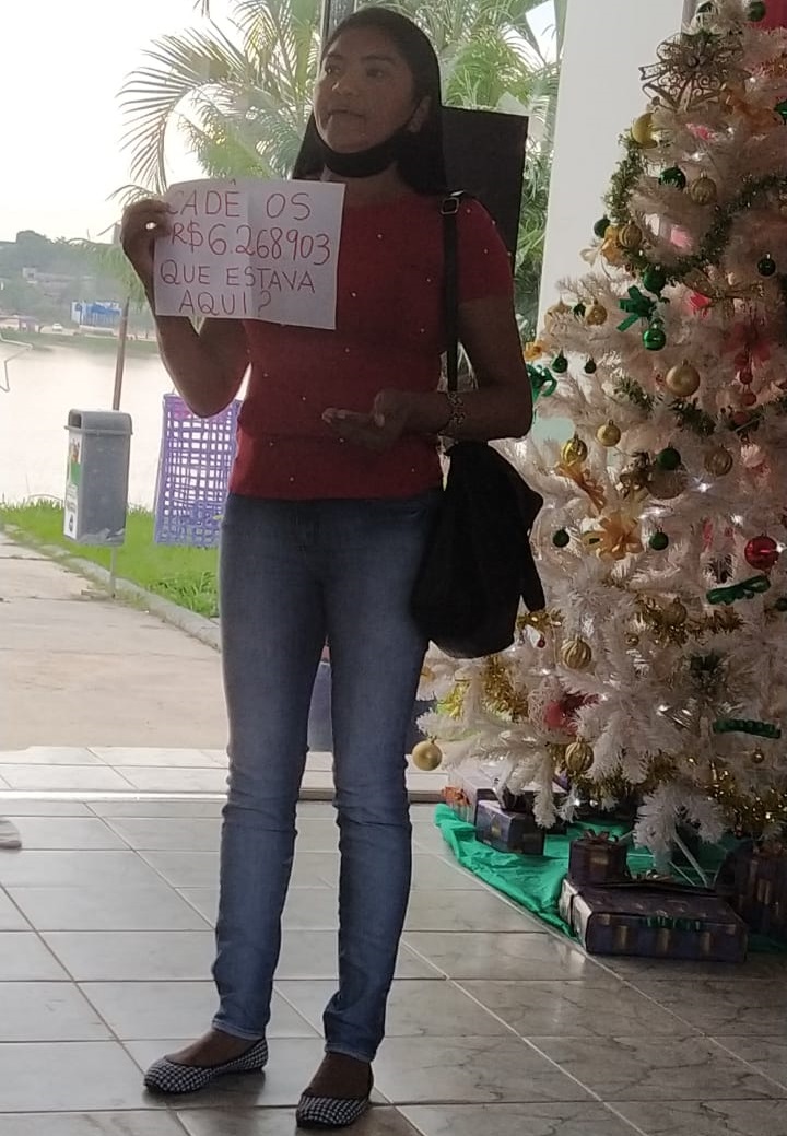 Professora "Adriana Cilene", segura cartaz dentro da prefeitura com o valor do rateio (Foto:Rede Social)