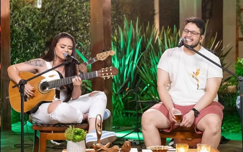 Dupla Luiza e Maurílio durante apresentação — Foto: Reprodução/Instagram 