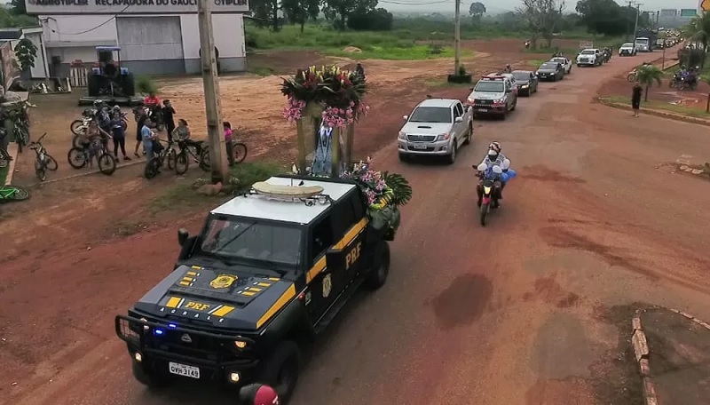 Imagem de Nossa Senhora da Conceição foi conduzida em viatura da PRF — Foto: Amarildo Gonçalves/TV Tapajós Por g1 Santarém e região — PA