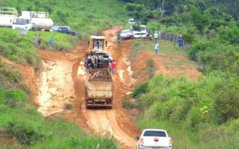 Caminhão transporta equipamentos da mineradora Chapleau por meio de estrada vicinal do PDS Terra Nossa (foto: MPF; ano 2017) 