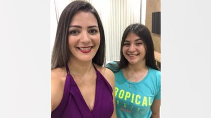 Mãe, Rozana Pimentel, e Maria Rita (Crédito: Arquivo pessoal/Rozana Pimentel) A jovem estava brincando com as amigas, quando foi puxada pelo ralo | Reprodução