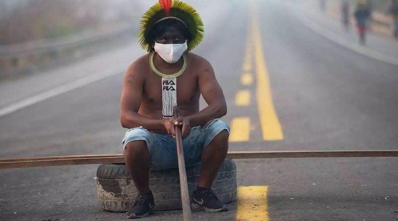 ndígenas bloqueiam rodovia nos arredores de Novo Progresso, no Pará, exigindo ajuda contra o coronavírus e o fim da mineração ilegal e do desmatamento Foto Foto: João Laet / AFP