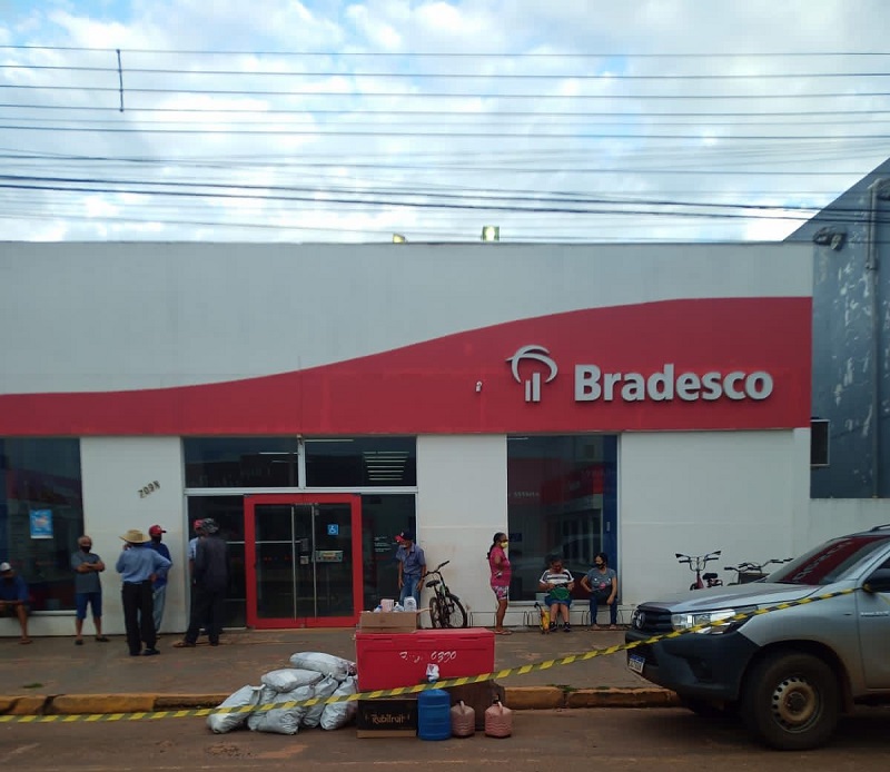 Juína também registrou churrasco em frente a uma unidade do Bradesco. (Foto: Reprodução) 