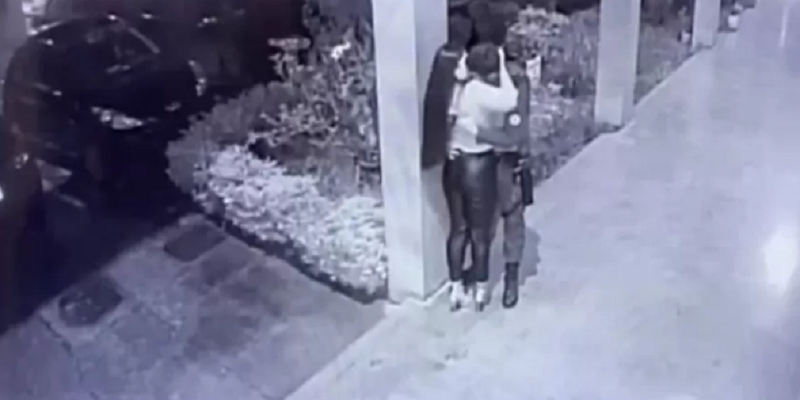 pms-beijando-mulheres