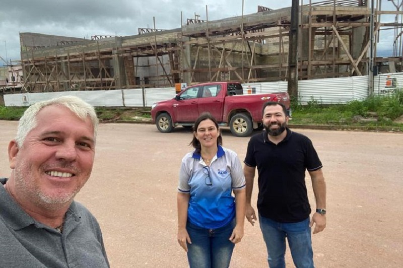 Prefeito Gelson Dill juntamente com representante da Caixa Economica Federal dando prosseguimento ao compromisso da instalação de uma agência fixa em nosso município. Venho trabalhando junto com executivo nesta demanda e aos poucos vamos vendo resultados concretos. Por um “Novo Progresso”