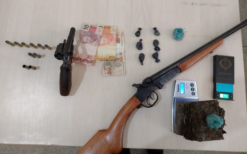 Armas, munição dinheiro e droga apreendidas. (Foto:PM Divulgação)