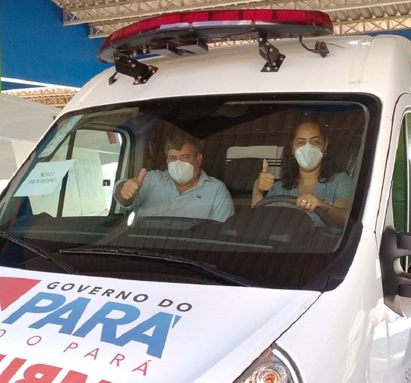 O vice-prefeito Marconi da Unika e secretaria de Saúde receberam ambulância em Itaituba. (Foto: Divulgação) 