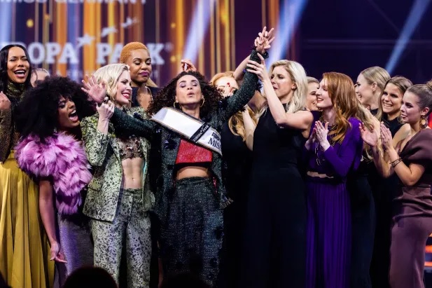  Domitila Barros comemora prêmio de Miss Alemanha Crédito: Philipp von Ditfurth/picture alliance via Getty Images 