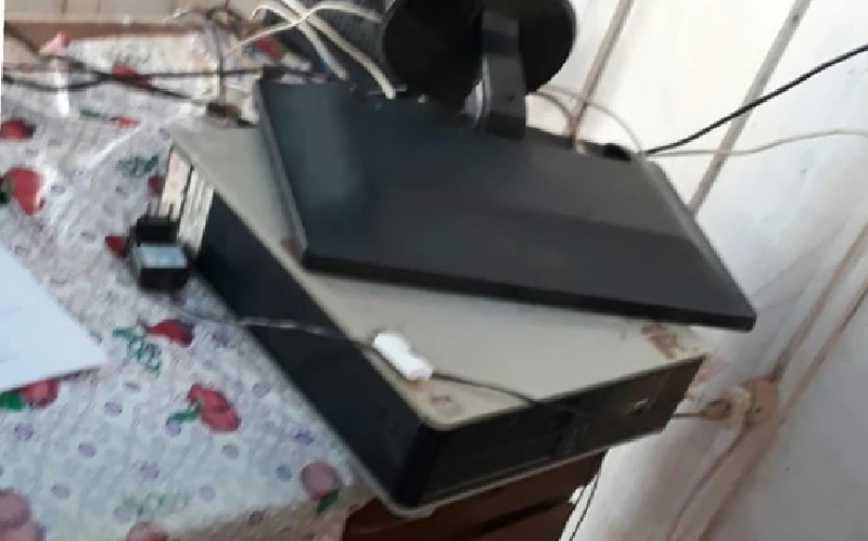 Computador quebrado pela agressora (Foto: PM Divulgação)