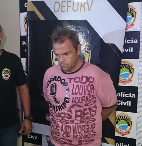 A DEFURV (Delegacia Especializada de Furtos e Roubo de Veículos) apresentou hoje Anderson Claus Trevisan, 33 anos, acusado de praticar pelo menos três roubos de carros em Campo Grande. Segundo delegado Gustavo Ferraris, Anderson era o chefe da quadrilha, mas se apresentava para seus comparsas com nome de André ou Alemão.