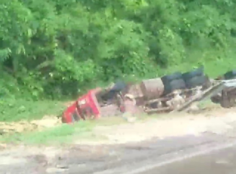 Motorista perde controle carreta tomba na serra Maggi na rodovia BR-163 no PA