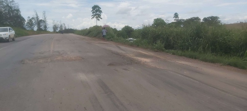 BR-163 buracos na pista provocou acidente (Foto:Jornal Folha do Progresso)