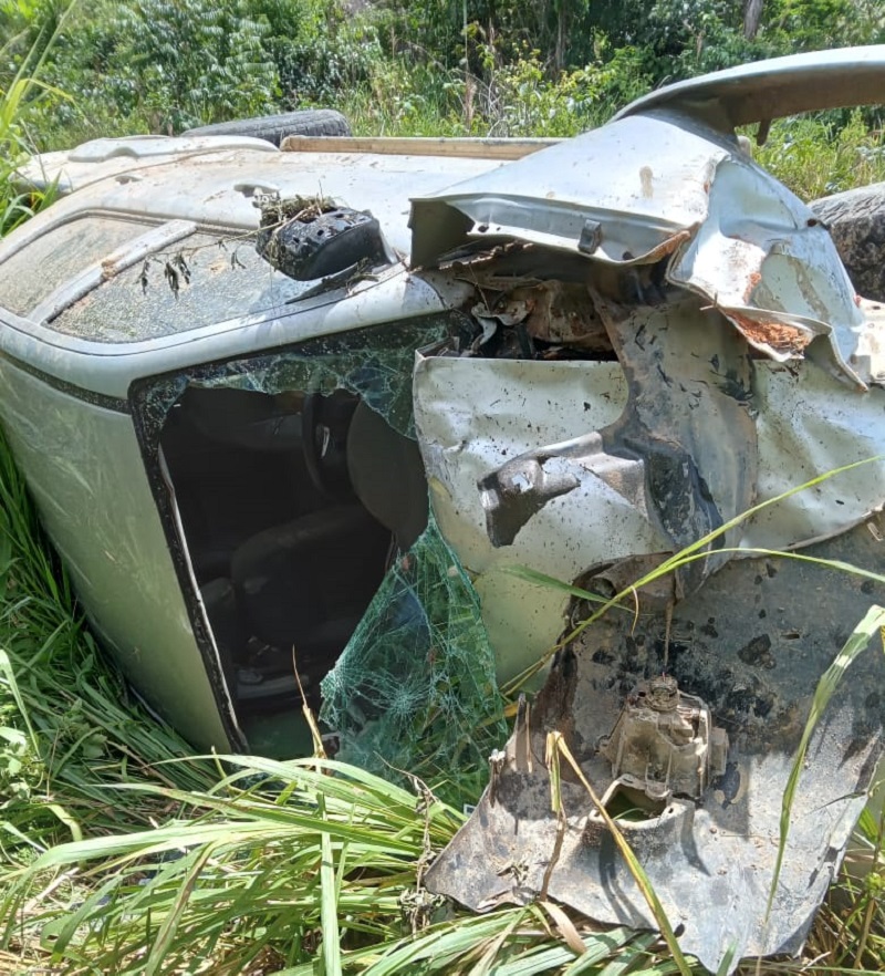 Veiculo teve estrutura destruída com o impacto da batida (Foto:Rede Social)