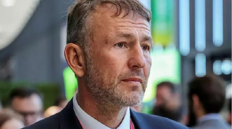 Curta a nossa página e veja mais notícias como essa!

Desde que o presidente russo Vladimir Putin iniciou a invasão militar na Ucrânia, em meados de fevereiro, empresas russas vêm recebendo sanções internacionais e mais barreiras comerciais. Países da União Europeia e o Reino Unido ampliaram essa pressão contra o país centrando na questão econômica, com sanções e embargos para transações comerciais com megaempresas de capital russo, atingindo os chamados “oligarcas”, empresários com fortunas bilionárias e com proximidade ao presidente Putin. Principais acionistas de organizações espalhadas pelo mundo, as empresas têm já sentido o impacto das medidas e tomam ações para evitar maiores perdas.
Conglomerado atua desde 2015 no Pará (Reprodução / Vídeo)

Um destes “oligarcas” é o russo Andrey Melnichenko. Em 2021, a revista Forbes o classificou como o oitavo homem mais rico da Rússia. O nome também constava na lista de oligarcas russos divulgada pelo governo dos Estados Unidos em 2018. A fortuna de Melnichenko é avaliada em cerca de US$ 18 bilhões, o equivalente a R$ 90 bilhões. O valor é acima do patrimônio financeiro do brasileiro mais rico do mundo, o investidor Jorge Paulo Lehmann, com seus US$ 16,9 bilhões. Nos últimos dias, ganhou o noticiário internacional a apreensão, na Itália, de um de seus bens: um moderno e luxuoso iate avaliado em US$ 578 milhões (o equivalente a R$ 2,9 bilhões) que estava ancorado na cidade de Trieste, litoral italiano.

VEJA MAIS

Arnold Schwarzenegger durante mensagem enviada ao povo russo
Schwarzenegger manda recado a Putin e elogia contrários à guerra: 'meus heróis'; vídeo

Tatuagem de Maradona ajuda jornalistas sul-americanos a siarem da prisão
Jornalistas sul-americanos escapam da prisão na Ucrânia graças à tatuagem do Maradona

Menino de 11 anos que fugiu sozinho da Ucrânia reencontra a mãe; família é refugiada da Síria

Parte da riqueza do magnata russo vem de seus empreendimentos pelo mundo. O principal deles é o conglomerado de fertilizantes e adubos “EuroChem Group”, que possui diversos negócios pelo mundo e no Brasil. O conglomerado fornece adubos e fertilizantes para a produção agropecuária. No último dia 10, ele renunciou ao cargo de diretor e principal beneficiário da empresa.
Iate de Andrey Melnichenko apreendido na Itália (Keld Navntoft / Scanpix Denmark / AFP / Arquivo)

A decisão foi tomada, segundo informou a assessoria da empresa, para não prejudicar os negócios do grupo. "A EuroChem Group, uma líder global na produção de fertilizantes, anuncia que Andrey Melnichenko renunciou da sua posição como diretor não-executivo do quadro de diretores e se retirou como principal beneficiário", diz a nota.

O texto ainda cita a inclusão do nome Melnichenko na lista de sanções da União Europeia e que a medida "foi tomada para assegurar que a EuroChem seja capaz de continuar fornecendo nutrientes para a agricultura a milhões de pessoas ao redor do mundo ajudando a garantir segurança alimentar global", afirma a nota da empresa.
Fábrica do conglomerado está instalada no Pará

Entre as atividades da Eurochem no Brasil está uma das fábricas da Fertilizantes Tocantins, localizada em Barcarena (PA). O empreendimento foi implementado em 2015. A construção da fábrica recebeu investimento de quase R$ 40 milhões para a construção da unidade, com projeção de produção de 200 mil toneladas de fertilizantes e adubos por ano.

Reino Unido congela bens de Abramovich e outros seis empresários da Rússia: ‘cúmplices’

Soldado se arrasta para fugir após tanque de guerra da Rússia ser atacado na Ucrânia; assista

De acordo com dados do site da política de incentivos fiscais – instrumento utilizado para atrair investimentos ao Estado - da Secretaria de Desenvolvimento Econômico, Mineração e Energia (Sedeme), o faturamento da fábrica é de R$ 373 milhões e gera 117 empregos no município. Os incentivos fiscais foram concedidos em 2015, quando a empresa iniciou sua instalação no Estado.

A concessão dos incentivos ocorreu bem antes do atual controle russo e, claro, é bem anterior à guerra na Ucrânia e as atuais sanções internacionais. A negociação foi concluída em 2020, quando ocorreu a integração total das empresas, formando a “Eurochem Fertilizantes Tocantins”. De acordo com informe publicado no site oficial da empresa, “em 2016 a EuroChem adquiriu o controle acionário da Fertilizantes Tocantins (FTO), processo que foi completado em 2020 quando a EuroChem adquiriu a totalidade das ações da FTO”. O objetivo foi “impulsionar o grandioso plano de crescimento no país, assim como o de verticalizar a cadeia de produção”, diz o informe.

O grupo, atualmente, tem sede em Goiânia (Goiás) e tem outras oito unidades de fabricação de fertilizantes, nos municípios de Porto Nacional (TO), São Luís (MA), Querência (MT), Sinop (MT), Rondonópolis (MT), Catalão (GO), Araguari (MG) e em Luis Eduardo Magalhães (BA). A empresa produz fertilizantes utilizados na produção agrícola, contendo elementos nas misturas como nitrogênio, fósforo e potássio.

De acordo com o site do grupo, a “A EuroChem iniciou a produção de potássio em sua mina Usolskiy no início de 2018, e continua a desenvolver uma segunda operação em VolgaKaliy, na Rússia. Tornou-se uma das três únicas empresas no mundo com capacidade de produção nos três principais grupos minerais (NPK) e o único que possui a própria rede de logística e de distribuição”, destaca o texto institucional.

À esquerda, mulher contra a guerra; à direita, ativista aparentemente a favor da invasão russa.
Manifestantes pró e anti-Putin são presas em frente ao Kremlin

Biden chama Putin de 'criminoso de guerra'; Rússia responde: 'inaceitável'

No Pará, além da unidade de Barcarena, a empresa possui equipes de vendas em cinco municípios: Paragominas, Redenção, Castanhal e Dom Eliseu e na capital Belém.
Bilionário renuncia para evitar maiores perdas
Legenda (Andrey Rudakov/Bloomberg)