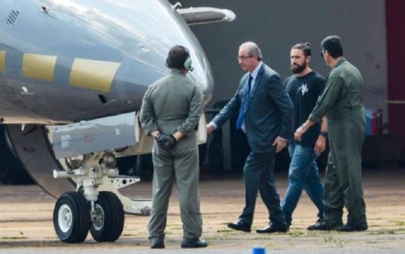 Valença ganhou projeção nacional depois de escoltar políticos presos pela Operação Lava-Jato. Na época, pelo estilo de cabelo, em coque, e pela barba comprida, foi apelidado na internet de hipster da Federal. (Foto:Reprodução)