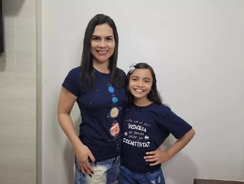 Mãe é a maior incentivadora dos sonhos da filha e pequena cientista. — Foto: Arquivo pessoal / Larissa Gomes 