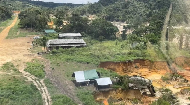 Garimpo ocorre ao lado de posto de saúde e pista de pouso Imagem: Condisi Yanomami