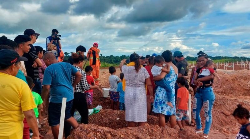 Sepultamento foi acompanhado por familiares e colegas da família (Foto| James Oliveira/ RBATV)