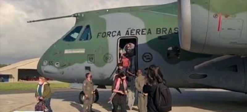  Aviões Legacy (ao fundo) e KC-390 desembarcaram no Recife com pessoas que fugiram da guerra na Ucrânia — Foto: Reprodução/WhatsApp