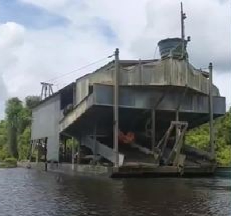 Balsa de garimpeiros teria máquinas para garimpo ilegal em rio em terra indígena, segundo lideranças Xipaya — Foto: TV Globo/Reprodução