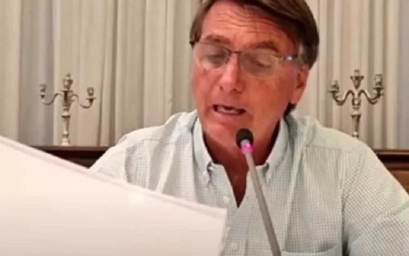  Bolsonaro lê o decreto de indulto a Silveira durante live: especialistas divergem sobre a constitucionalidade do ato presidencial - (crédito: Vídeo/Reprodução)