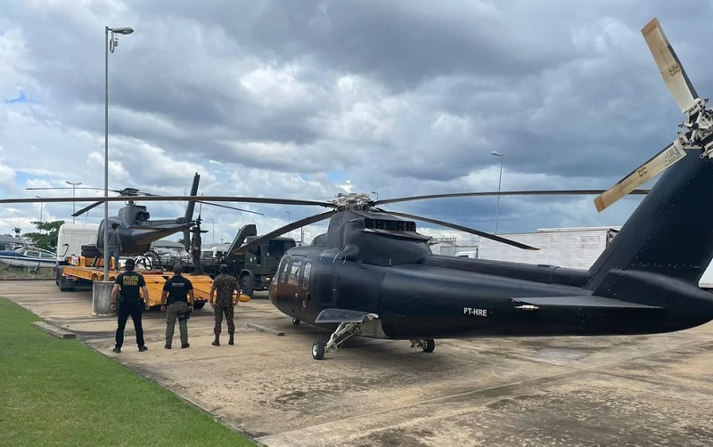  Operação da PF apreende helicópteros usados em garimpos ilegais em RR Helicóperto apreendido pela PF — Foto: PF/Divulgação 