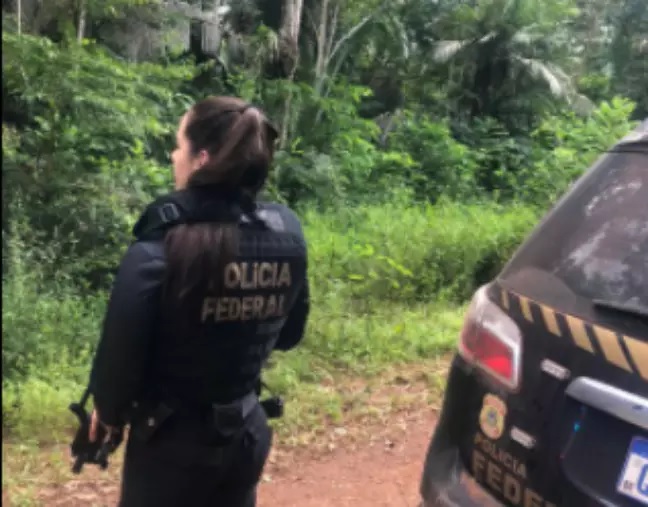  Agente da Polícia Federal durante busca na Reserva Indígena Parakanã, no Pará Foto: Reprodução/PF 