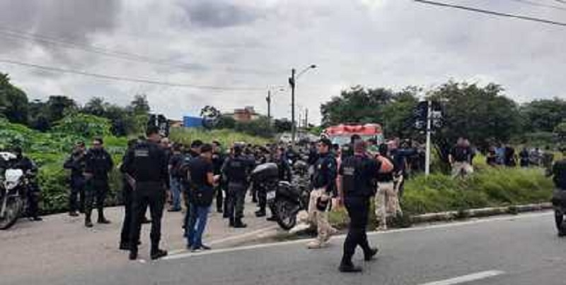  Trânsito fica lento na BR-116 após dois policiais rodoviários federais serem baleados por homem. — Foto: Arnaldo Araújo/TV Verdes Mares 