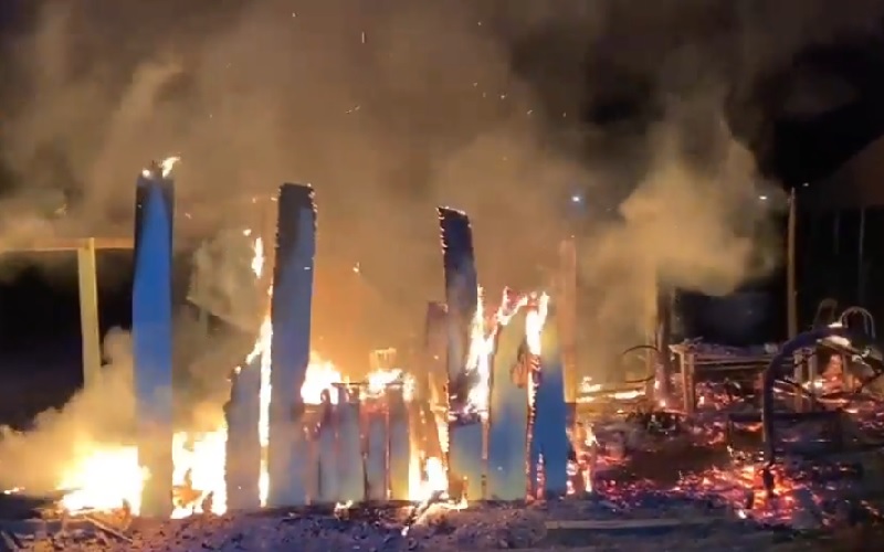 Fogo destruiu completamente o estabelecimento no bairro jardim Paraíso em Novo Progresso-PA_)