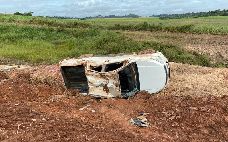 Motorista perdeu o controle a capotou a camionete Chevrolet S10 ao retorna da comunidade de Riozinho das Arrais em Novo Progresso-PA.