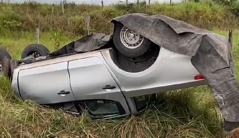 L 200 tombou e ficou destruída, a motorista teve ferimentos leves, ao perder o controle tentando desviar de uma carreta e motocicleta na BR 163. 