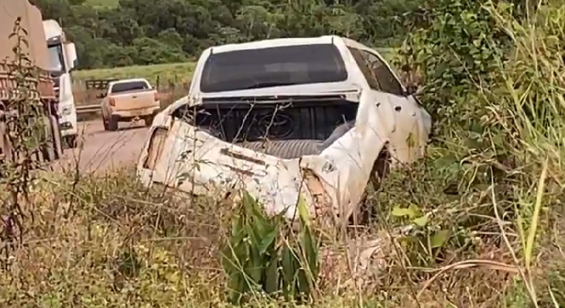 Camionete atingida por carreta que tombou na rodovia BR 163 em Novo Progresso. 