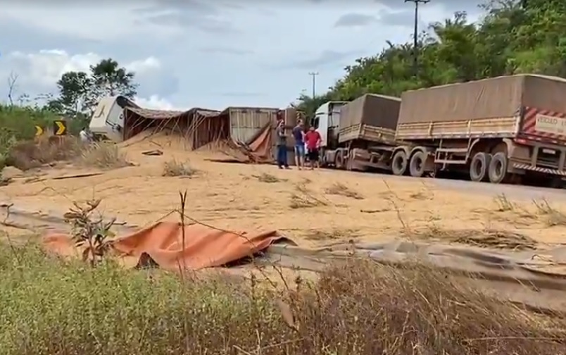 Carreta carregada com soja, tomba na rodovia BR 163 e atingi camionete. 