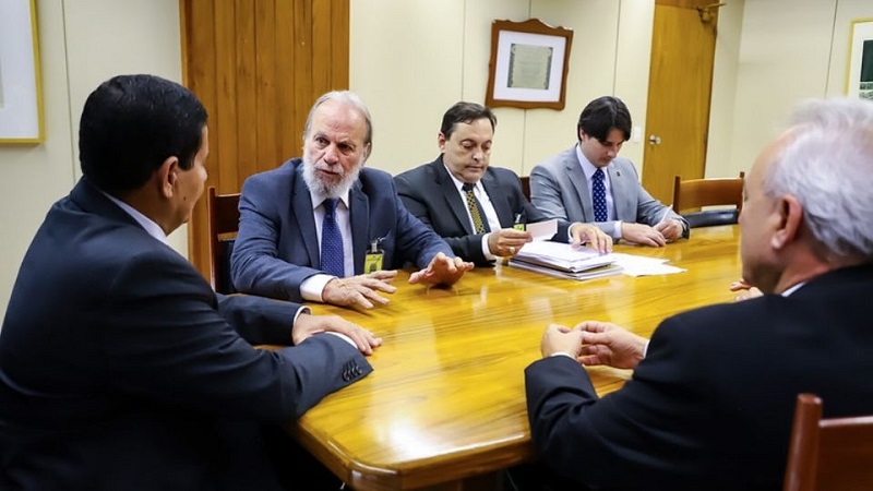 Mourão em reunião com deputados e Dirceu Frederico Sobrinho, o do ouro (ao meio, olhando para um caderno na mesa). Créditos: Palácio do Planalto