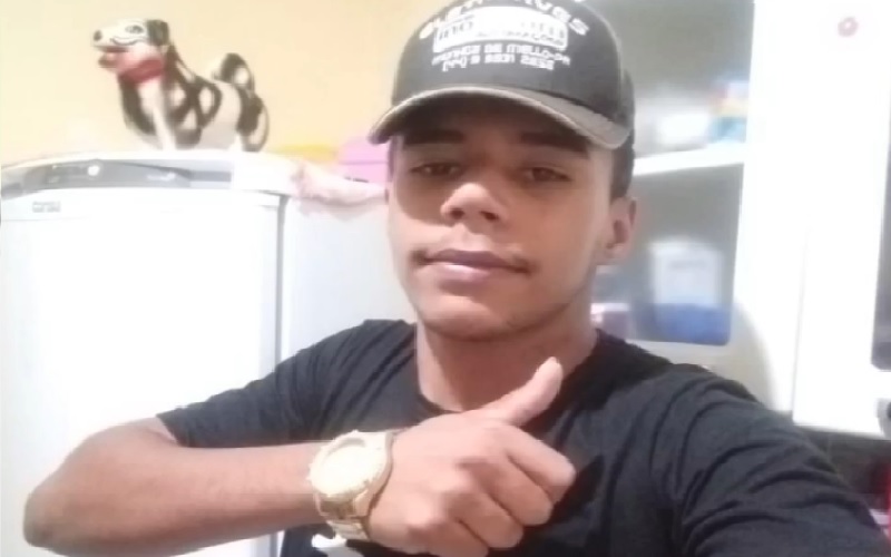 Mikael dos Santos (Mika), de 22 anos, foi morto a facadas por volta das 14h00min deste domingo, 8 de maio de 2022, na rua Marechal Rondon, Bairro Jardim Planalto em Novo Progresso.