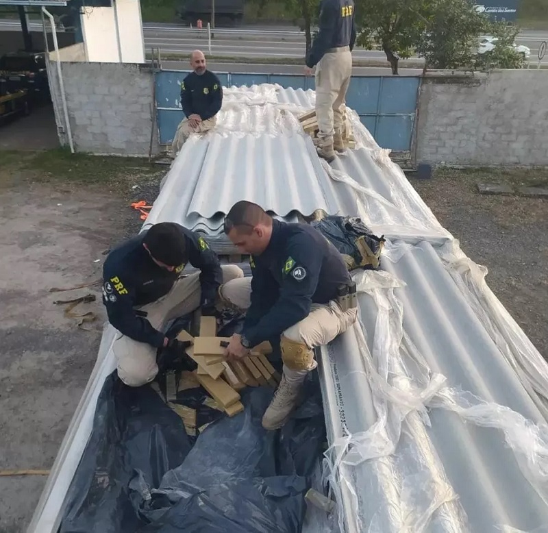 Carregamento de maconha encontrado pelo PRF estava escondido embaixo de telha de amianto em caminhão — Foto: Divulgação / PRF