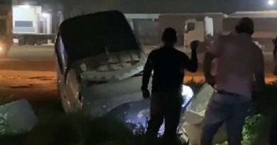 O veiculo com característica da Força Nacional, foi retirado com apoio de um caminhão guincho, logo após acidente.
(Foto: Reprodução TV Progresso ao vivo)